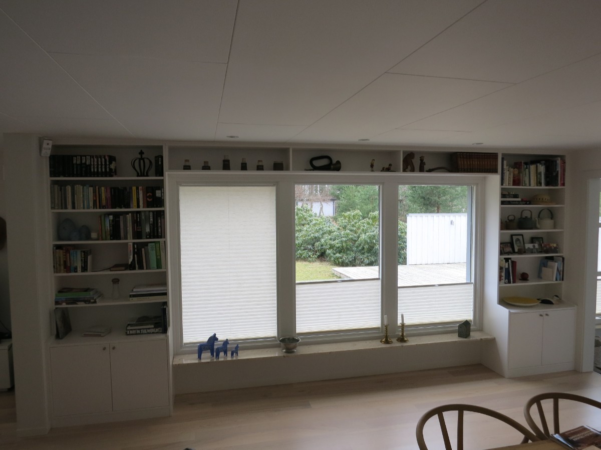 Vitmålad platsbyggd bokhylla
