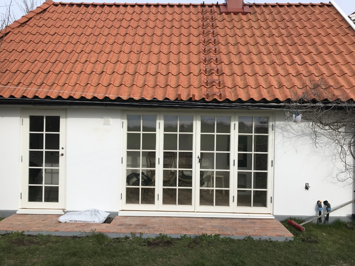 Stora glasdörrar med spröjs